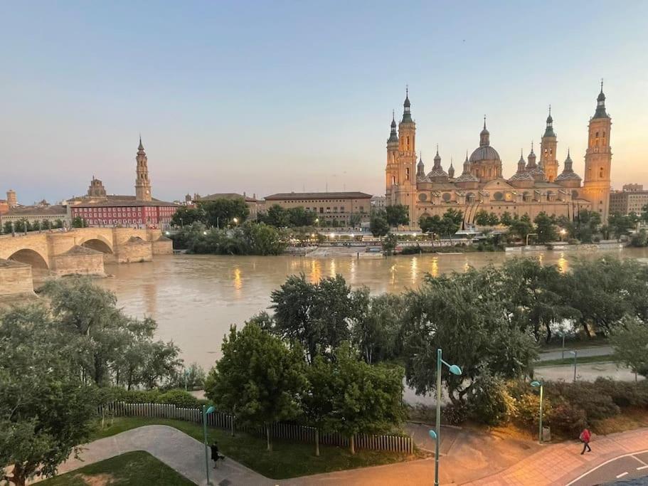 Apartamento Con Vistas Al Pilar Con Aparcamiento Privado Zaragoza Luaran gambar