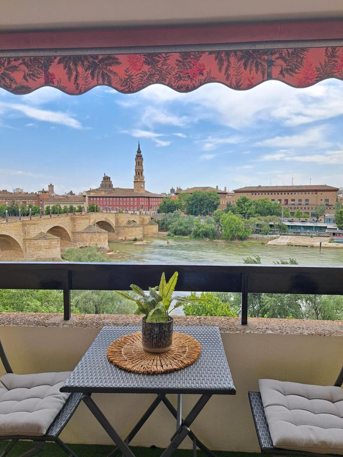 Apartamento Con Vistas Al Pilar Con Aparcamiento Privado Zaragoza Luaran gambar